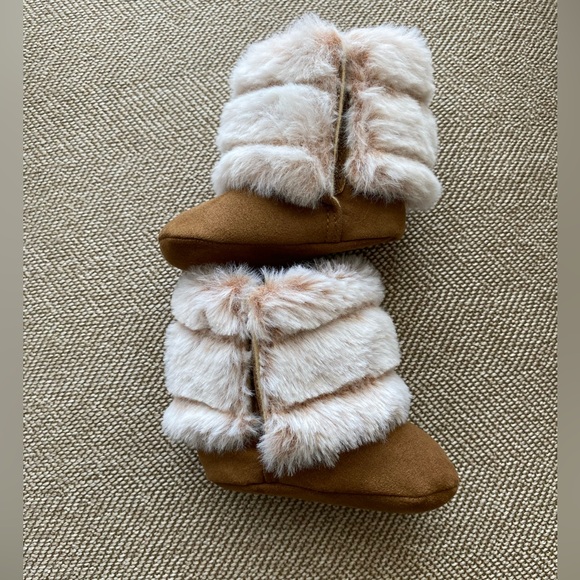 Infant Faux Fur Soft Sole Booties. Tan Brown W/Cream Colored Fur. Size 3-6 M. - Picture 3 of 12